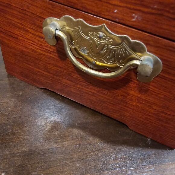 Vintage Chinese Box in RoseWood and Brass with Mother-of-pearl Inlay - Picture 5 of 10